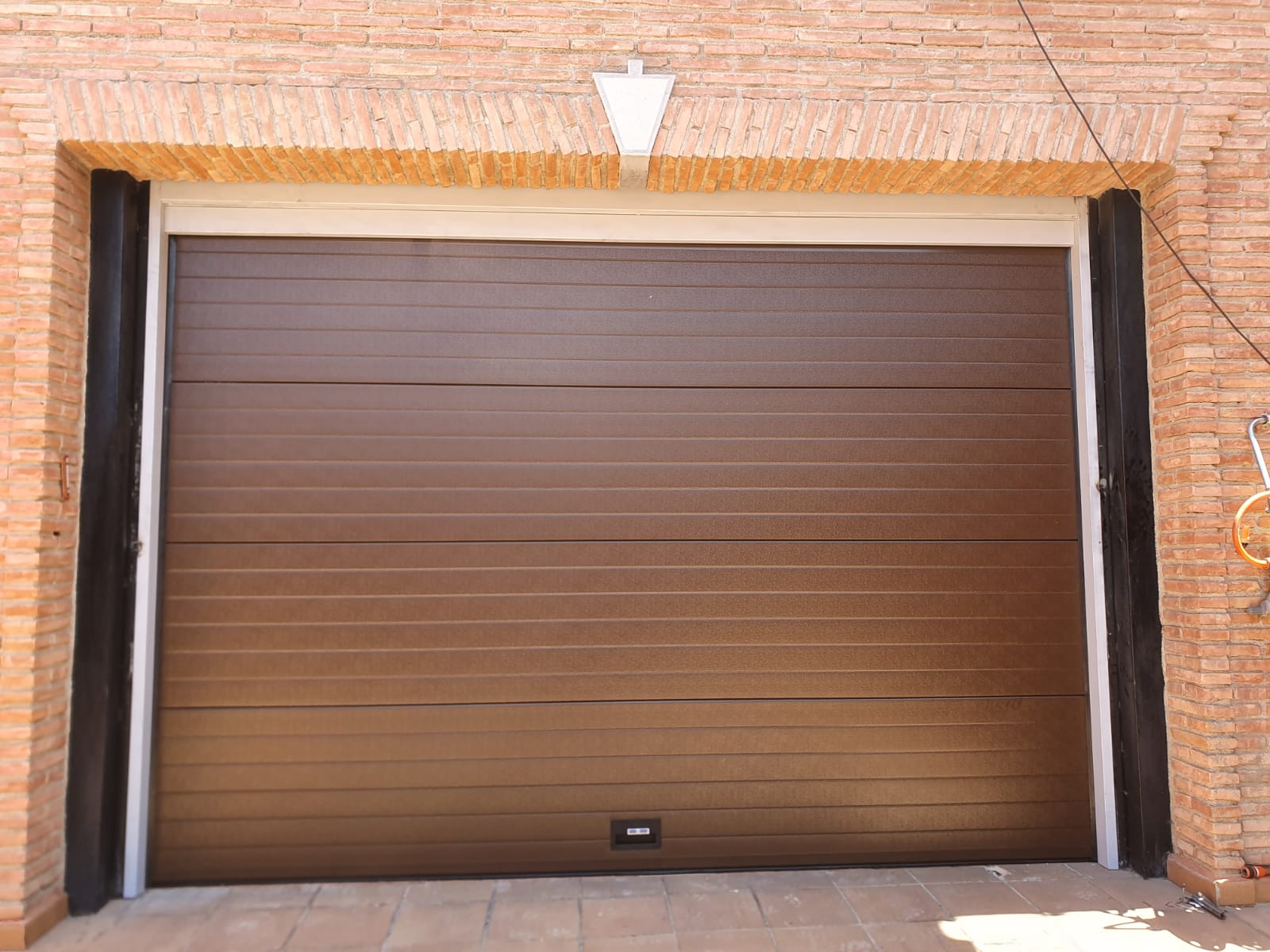 PUERTA SECCIONAL MODELO CLASICO 8014.PINTAR TUBOS